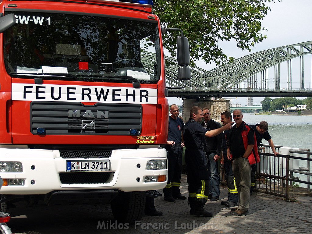 Uebung BF Koeln und DRLG Person im Rhein bei Koeln P420.JPG